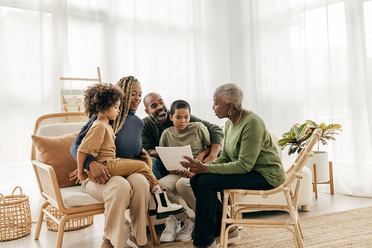 Multigenerational family in conversation about shared decisions